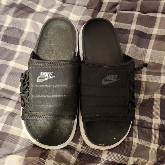 Fresh Nike Slides - Picture 3 of 4